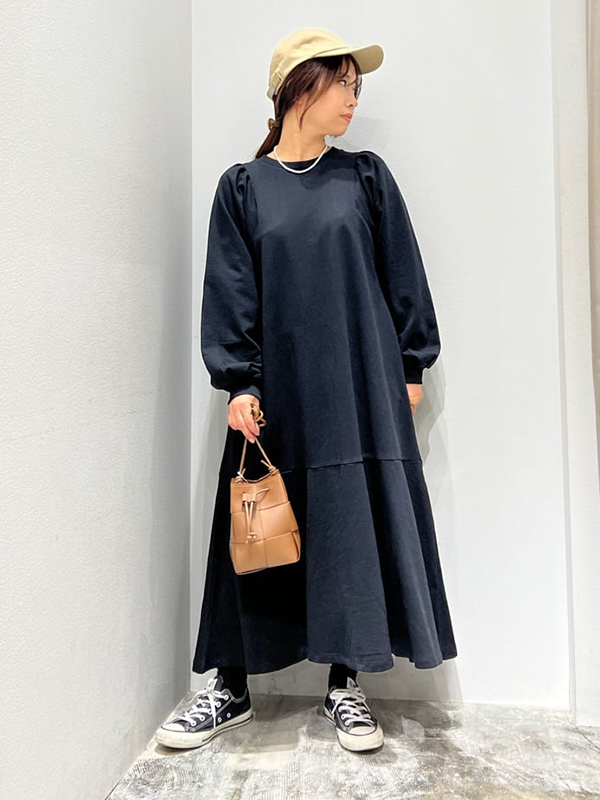 カジュアルな素材は デザインや小物使いで女らしさをプラス|ワンピースコーデ 冬