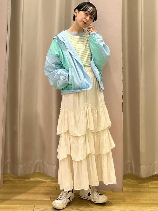 ドラマティックなティアードスカート｜3月 気温 服装